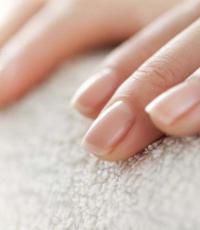 Causes and treatment of splitting fingernails Nails on the right hand are peeling